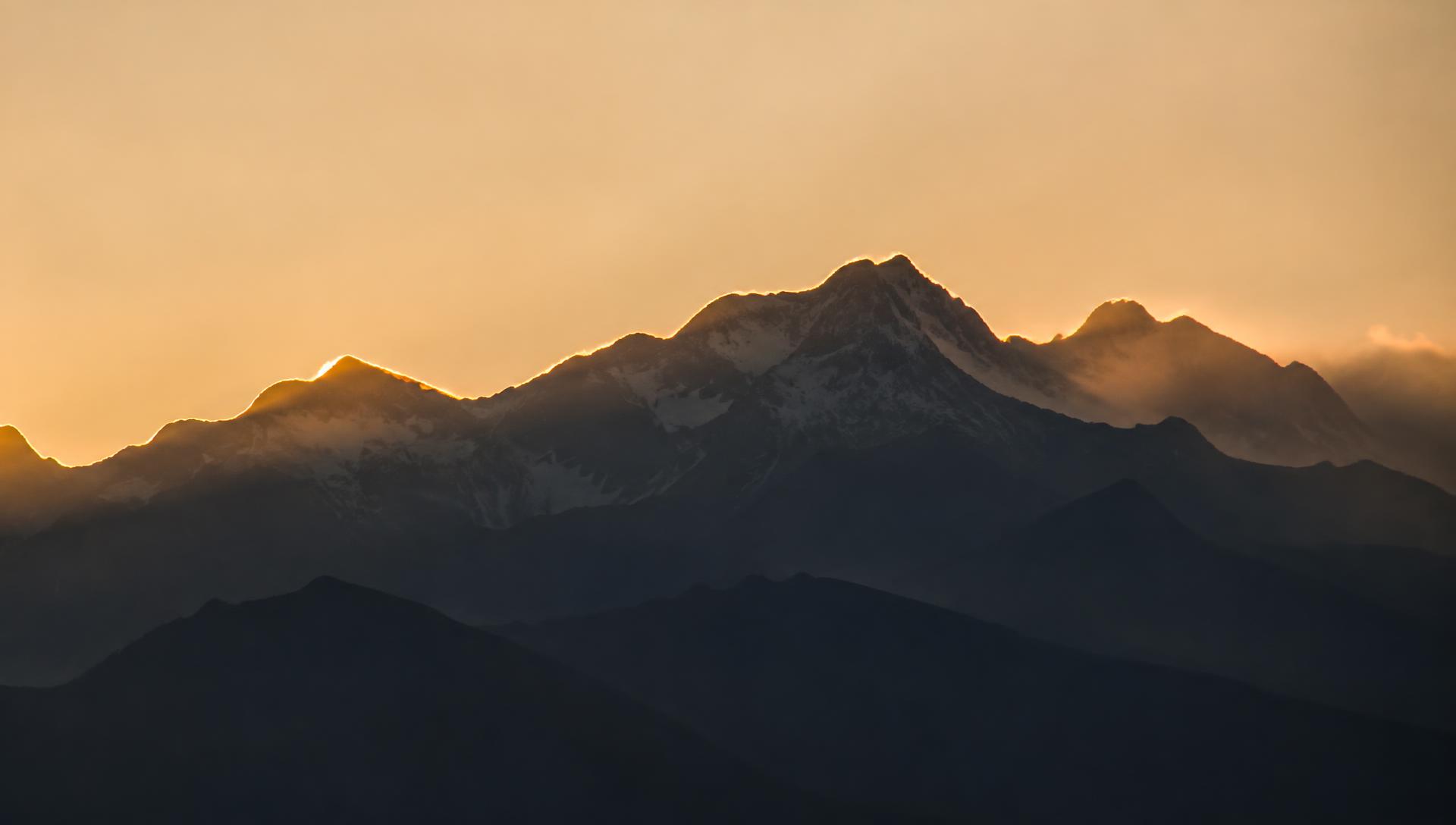 Illustration : crêtes himalayennes à contre-jour doré