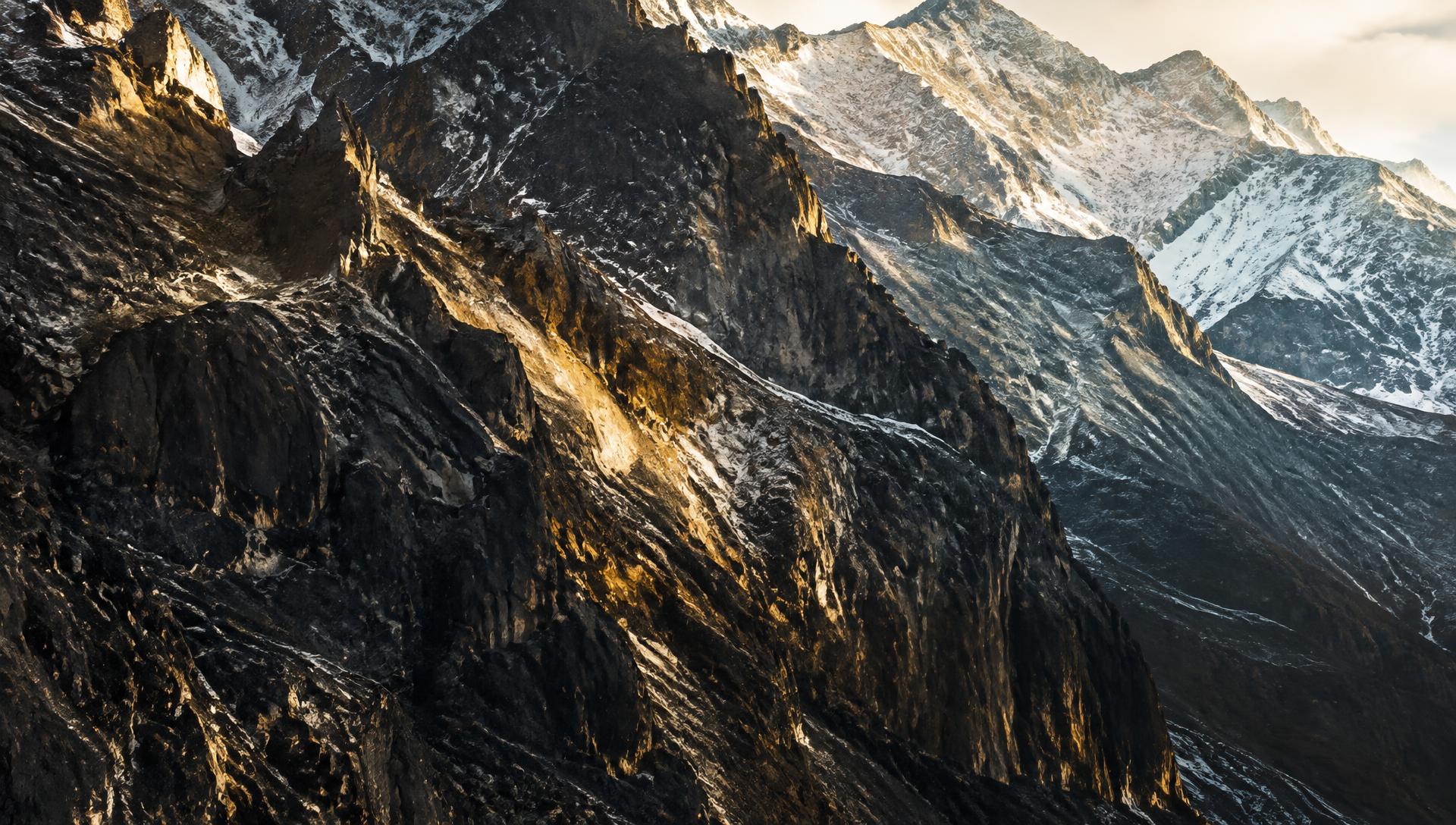 Illustration : falaises de roche sombre en lumière rasante