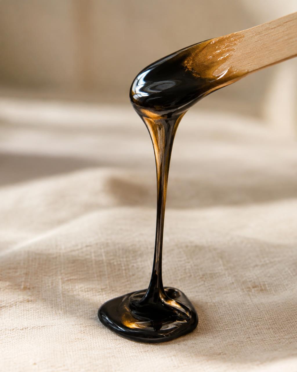 Illustration : résine qui s'étire sur une spatule en bois